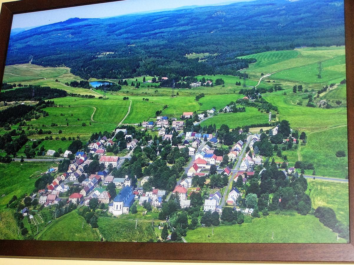 Restaurace U Zlateho Jelena Hotel Vysluni Kültér fotó